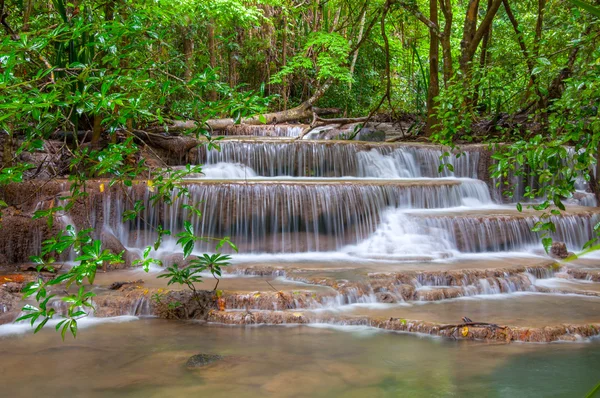 Водопад в джунглях глубокого дождевого леса (Huay Mae Kamin Waterfall i — стоковое фото