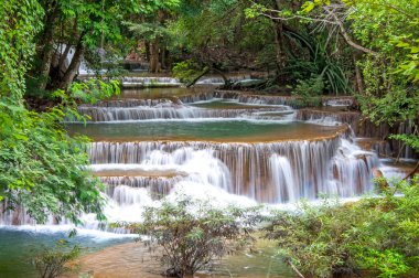 Derin yağmur ormanları orman şelale (Huay Mae Kamin Waterfall ben