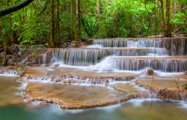 Derin yağmur ormanları orman şelale (Huay Mae Kamin Waterfall ben