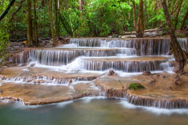 Derin yağmur ormanları orman şelale (Huay Mae Kamin Waterfall ben