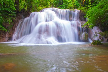 Derin yağmur ormanları orman şelale (Huay Mae Kamin Waterfall ben