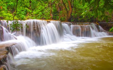 Derin yağmur ormanları orman şelale (Huay Mae Kamin Waterfall ben