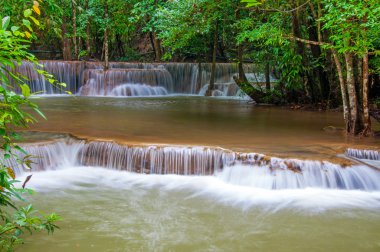 Derin yağmur ormanları orman şelale (Huay Mae Kamin Waterfall ben