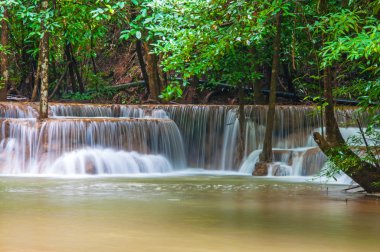 Derin yağmur ormanları orman şelale (Huay Mae Kamin Waterfall ben