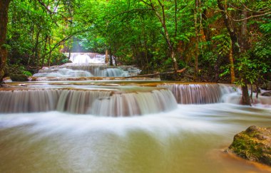 Derin yağmur ormanları orman şelale (Huay Mae Kamin Waterfall ben