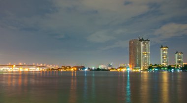 şehir merkezinde gece nehir yansıma yapı yasağı ile şehir