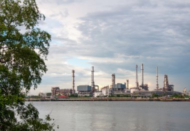 nehir Tayland ağaç ve petrol rafinerisi fabrikada