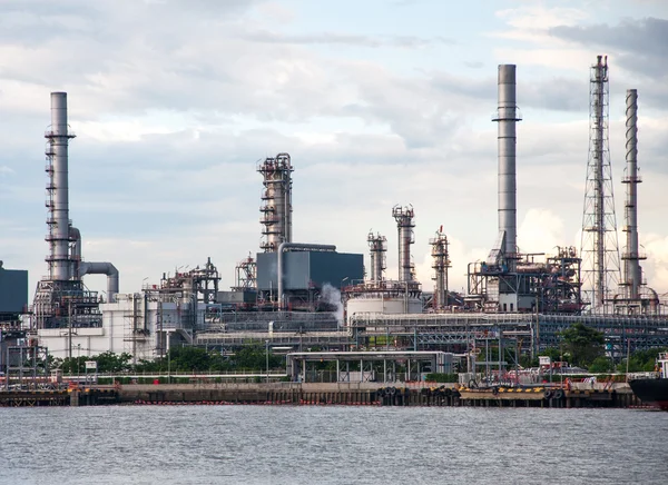 Завод по переработке нефти в Таиланде — стоковое фото