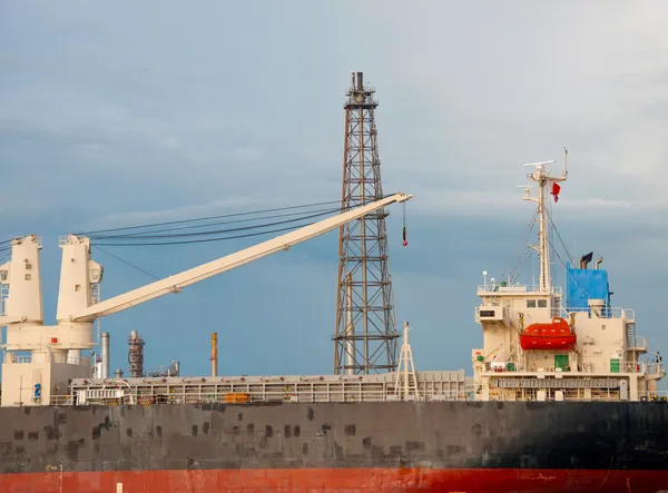 Kran auf Boot in Ölraffinerie Fabrik in Thailand — Stockfoto