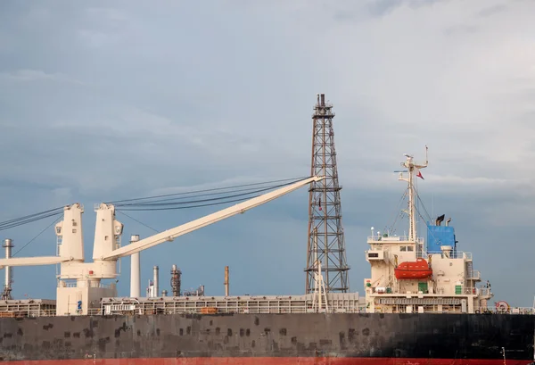 Kran auf Boot in Ölraffinerie Fabrik in Thailand — Stockfoto