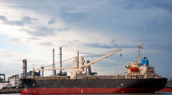 Grue sur bateau à l'usine de raffinerie de pétrole en Thaïlande — Photo