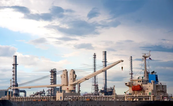 Grue à l'usine de raffinage de pétrole en Thaïlande — Photo