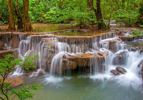 Vattenfall i djup regnskog djungel (huay mae kamin vattenfall — Stockfoto