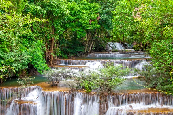 Водопад в джунглях глубокого дождевого леса (Huay Mae Kamin Waterfall i — стоковое фото