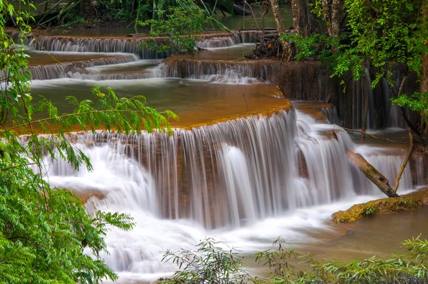 Vodopád v džungli hluboký deštný prales (huay mae kamin vodopád i — Stockfoto