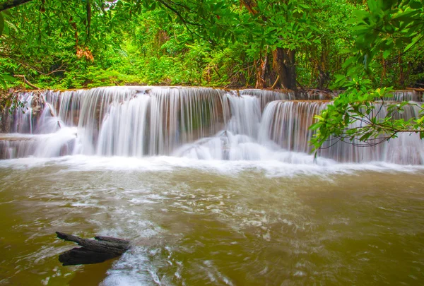 Waterfall in deep rain forest jungle (Huay Mae Kamin Waterfall i — Stock Photo, Image