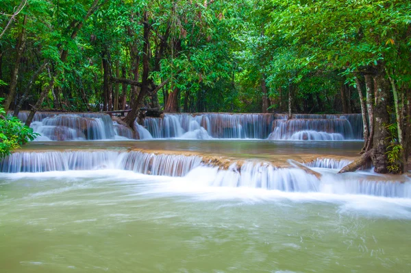 Cascade dans la forêt tropicale profonde jungle (Huay Mae Kamin cascade i — Photo