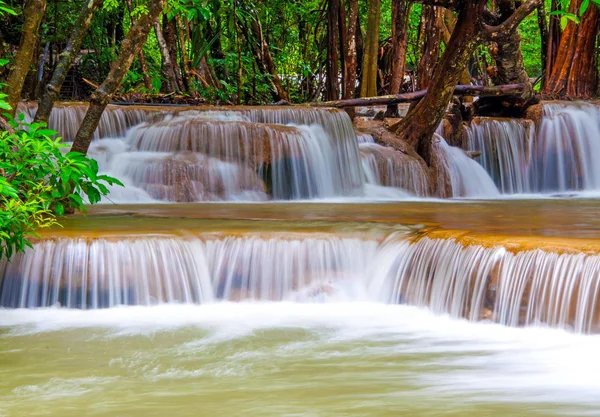 Cascata nella giungla della foresta pluviale profonda (Huay Mae Kamin Waterfall i — Foto Stock