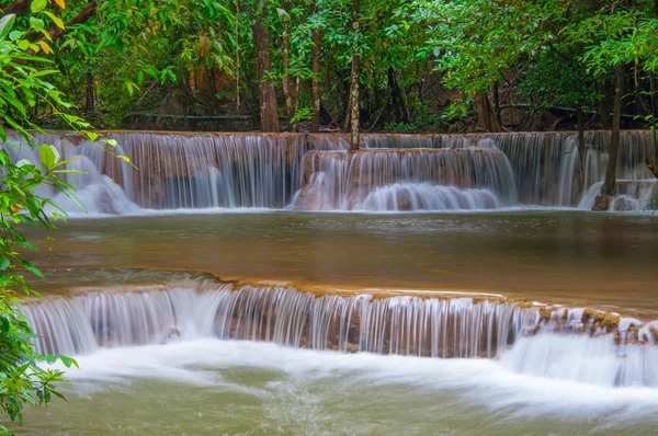 Cascata nella giungla della foresta pluviale profonda (Huay Mae Kamin Waterfall i — Foto Stock