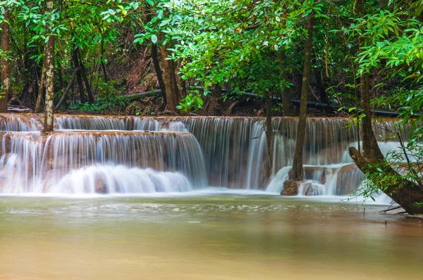 Cascata nella giungla della foresta pluviale profonda (Huay Mae Kamin Waterfall i — Foto Stock