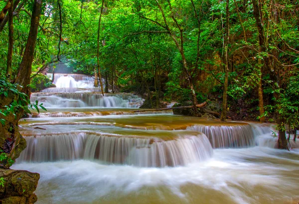 Vízesés a mély esőerdők dzsungel (huay mae kamin vízesés i — Stock Fotó