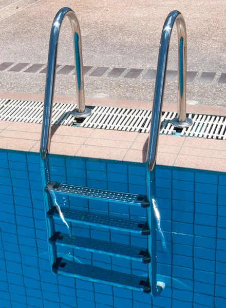 Бассейн с лестницей в спорткомплексе — стоковое фото