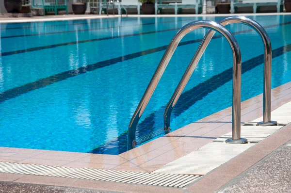 Piscine avec escalier au centre sportif — Photo