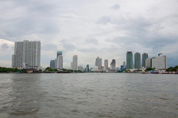 Centro de la ciudad con edificio en el río Bangkok, Tailandia —  Fotos de Stock