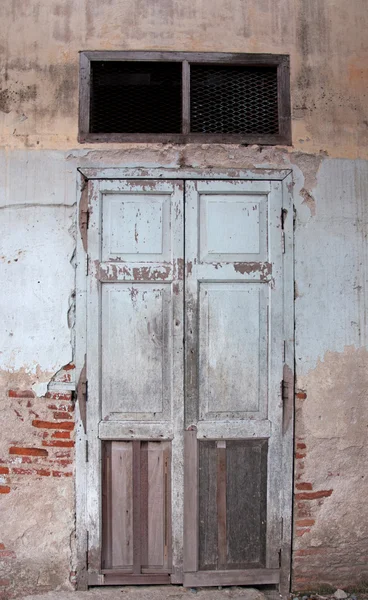 Puerta de madera vieja en la pared de la casa —  Fotos de Stock