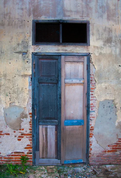 Ancienne porte en bois sur le mur de la maison — Photo