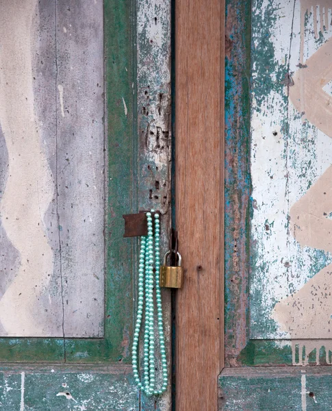 Old wooden door and key on wall of house — Stock Photo, Image