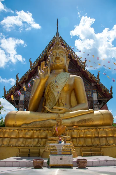 タイで寺院で大きな仏ゴールド色します。 — ストック写真
