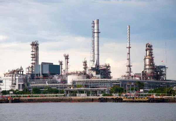 Fabryka rafinerii ropy naftowej w Tajlandii rzeki — Zdjęcie stockowe