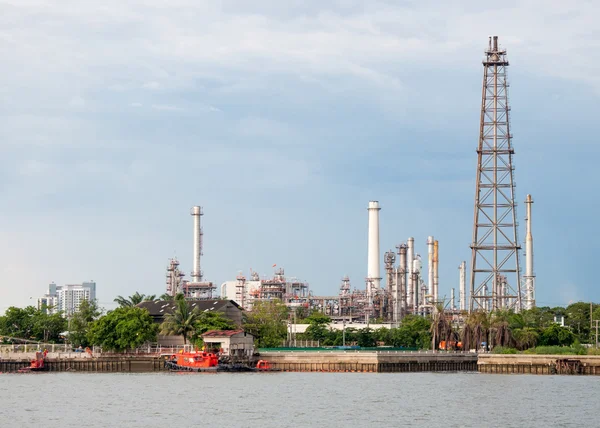 Petrol rafinerisi fabrikada nehir Tayland — Stok fotoğraf
