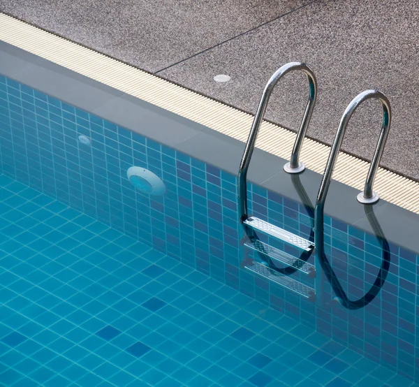 Piscine bleue avec escalier à l'hôtel — Photo