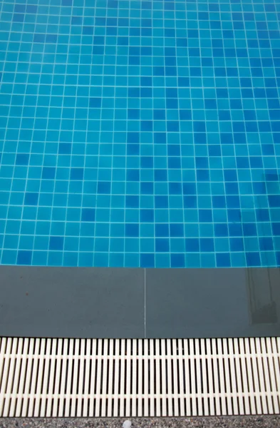 Modrý plavecký bazén v hotelu — Stock fotografie