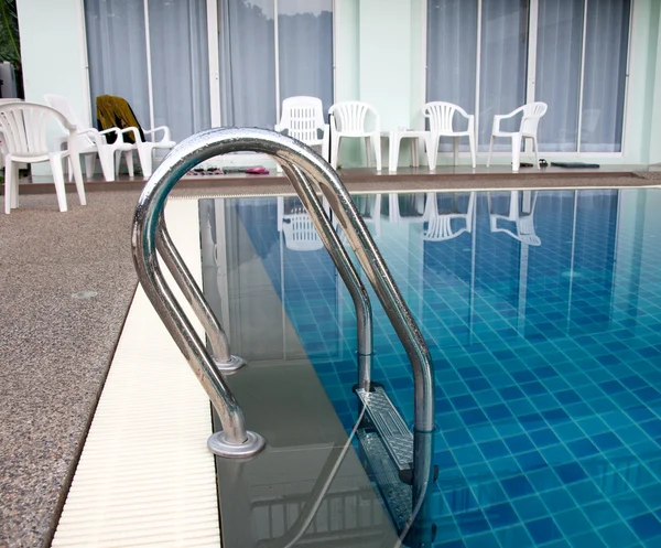 Blue pool med trappa på hotel — Stockfoto
