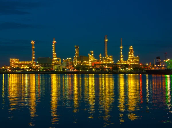 Fábrica de refinaria de petróleo à noite na Tailândia — Fotografia de Stock