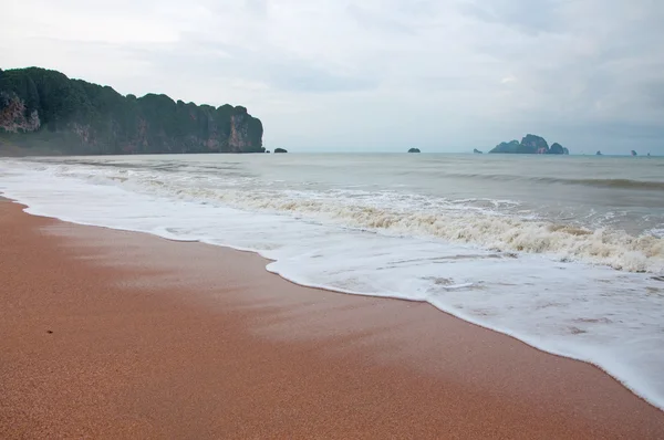 Den tropiske stranden i Andamanhavet, Thailand – stockfoto