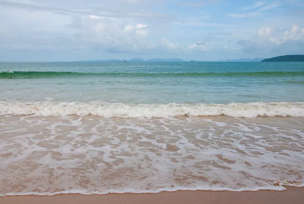 Ola de mar en la playa de arena — Foto de Stock