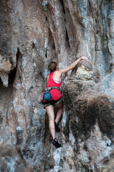 Donna arrampicata sulla via della roccia estate (Railay Beach, Krabi pro — Foto Stock