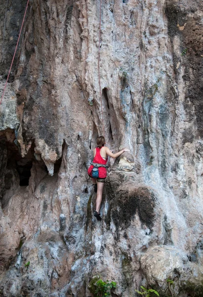 Frau klettert auf dem Felsen Route Sommer (Eisenbahnstrand, krabi pro — Stockfoto