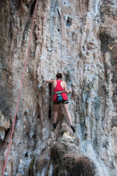 Mujer escalando en la ruta de la roca de verano (Railay Beach, Krabi pro — Foto de Stock