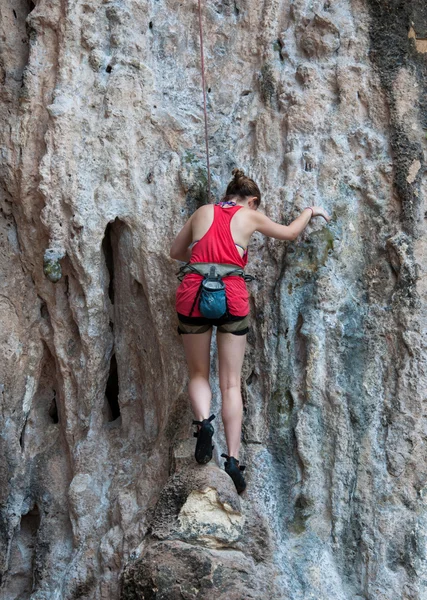 Donna arrampicata sulla via della roccia estate (Railay Beach, Krabi pro — Foto Stock