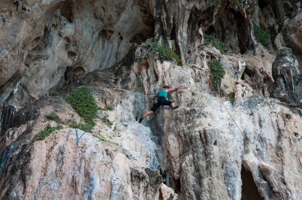 Donna arrampicata sulla via della roccia estate (Railay Beach, Krabi pro — Foto Stock