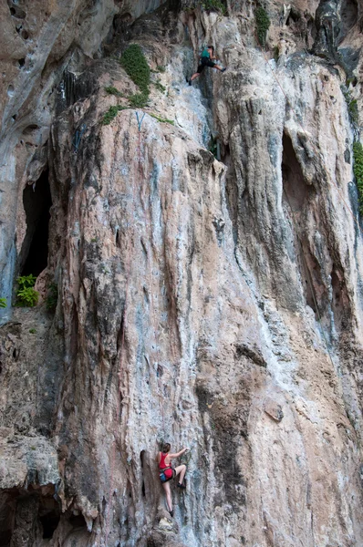 Kobieta wspinaczka na letnie trasy rock (railay beach, krabi pro — Zdjęcie stockowe