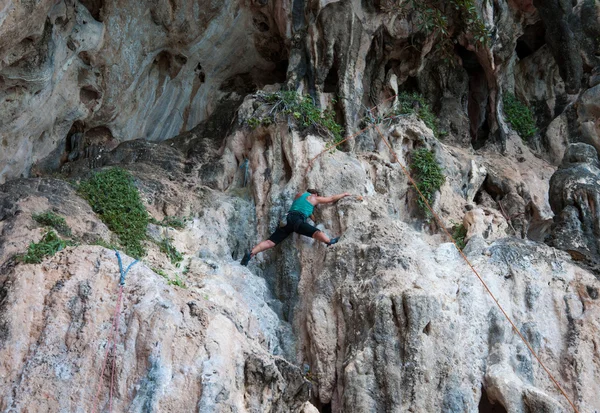 Donna arrampicata sulla via della roccia estate (Railay Beach, Krabi pro — Foto Stock