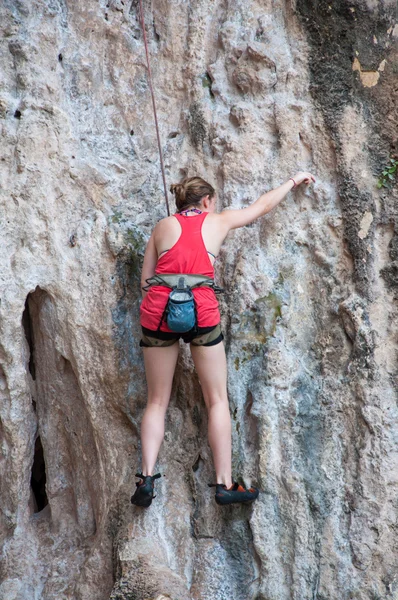 Woman climbing on the rock route summer (Railay Beach, Krabi pro — Stock Photo, Image
