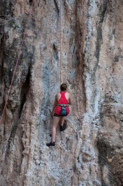 Frau klettert auf dem Felsen Route Sommer (Eisenbahnstrand, krabi pro — Stockfoto