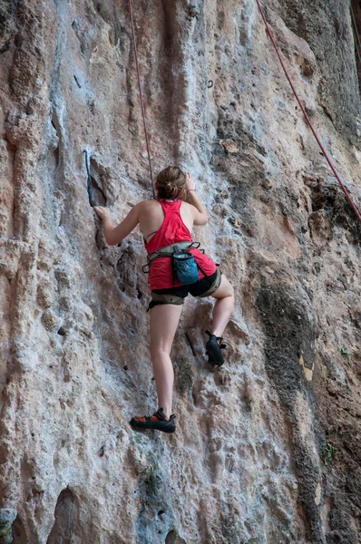 Frau klettert auf dem Felsen Route Sommer (Eisenbahnstrand, krabi pro — Stockfoto